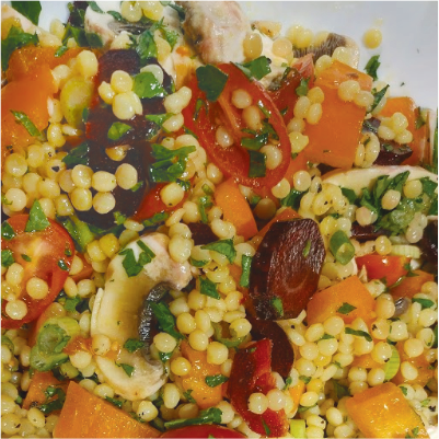 Salade de légumes et couscous israelien