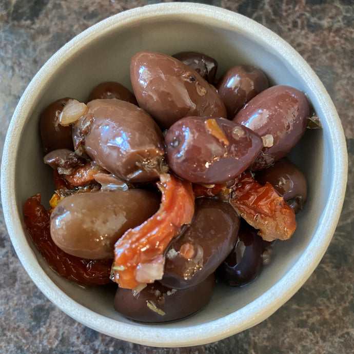 Olives noires et tomates séchées marinées
